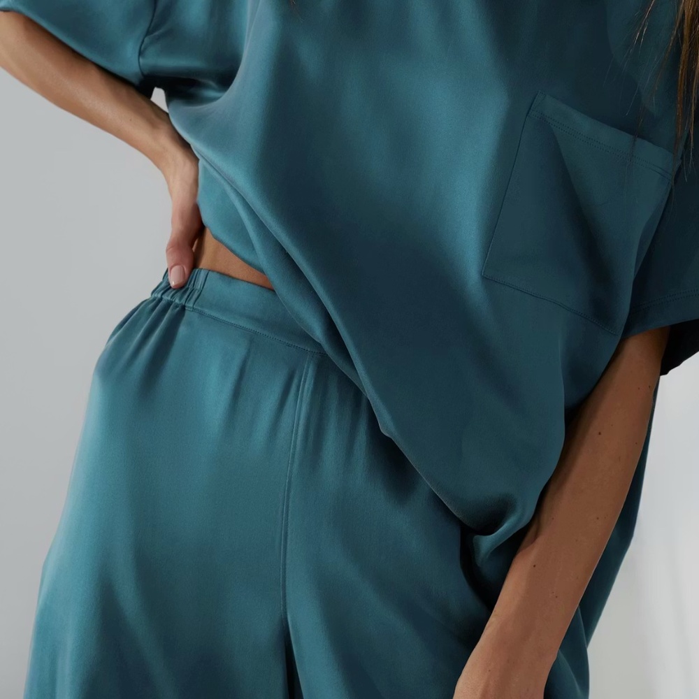 LUNYA BNWT Washable Silk Tee Pant Set in Piquant Teal Size XS - Picture 4 of 8